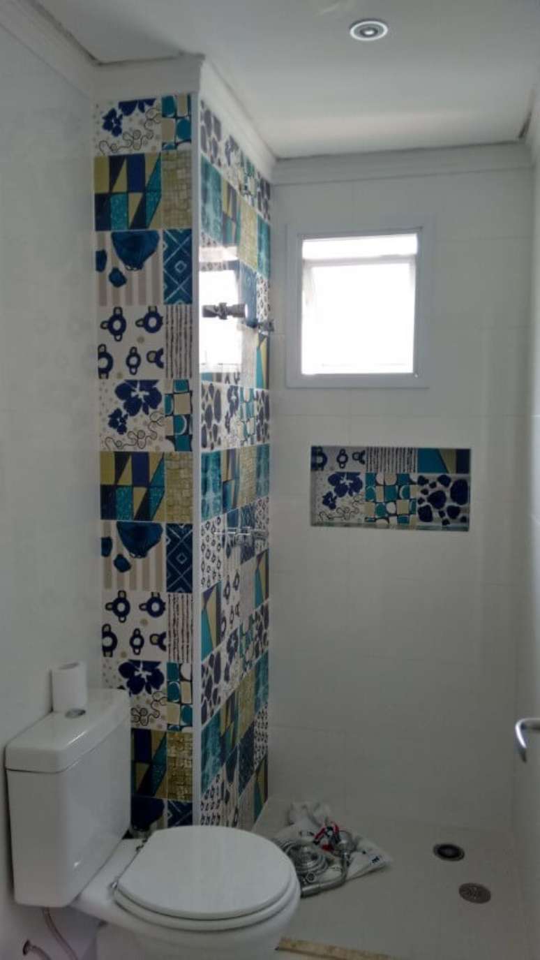 30. A combinação de azulejo para banheiro decorativo fica muito interessante tanto na parede quanto em detalhes. Projeto de Christiane Kizzy Fritzsons