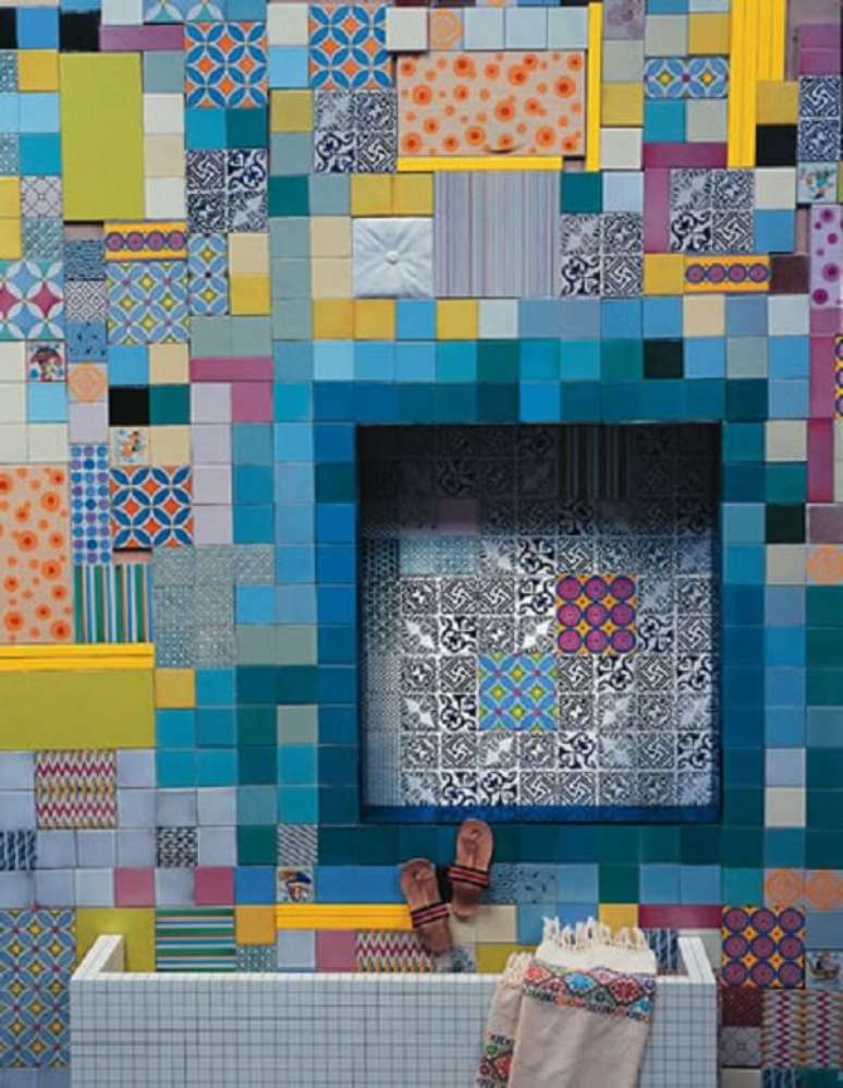 77. Azulejo para banheiro em patchwork encanta a decora&ccedil;&atilde;o do espa&ccedil;o. Fonte: Dcora&ccedil;&atilde;o