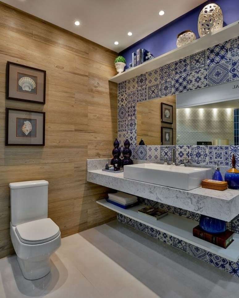 78. Azulejo para banheiro em patchwork se contrasta com a bancada de mármore. Fonte: Pinterest