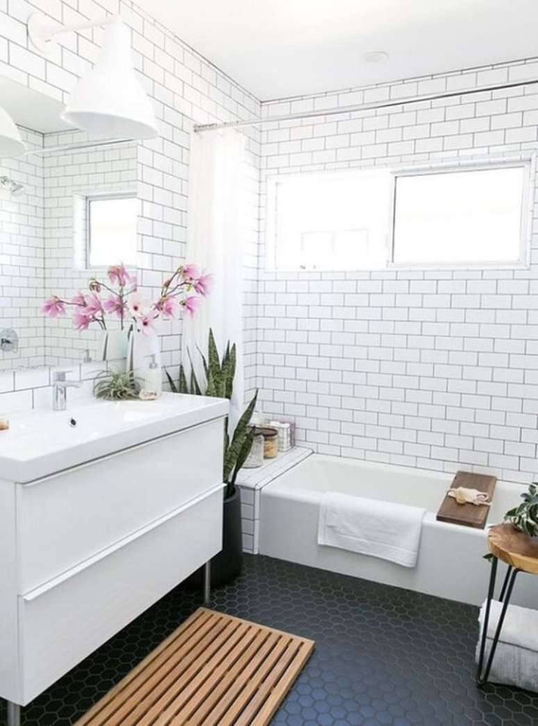 67. Azulejo para banheiro estilo metrô encanta a decoração do espaço. Fonte: Pinterest