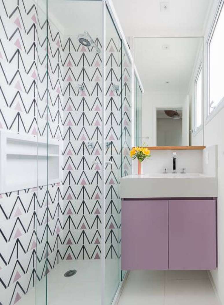 3. Os azulejos são ótimas formas de decorar o banheiro. Projeto de Duda Senna