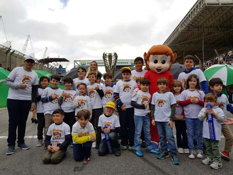 Crianças da Escola de Kart Senninha e pilotos da Stock Car prestam homenagem ao legado de Senna