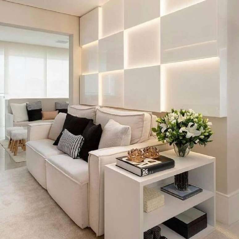 13. Decoração clean com sofá branco e iluminação de led para sala de estar – Foto: Dicas Decor