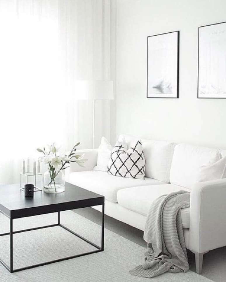 14. Decoração clean para sala toda branca com mesa de centro preta moderna e sofá branco simples – Foto: We Heart It