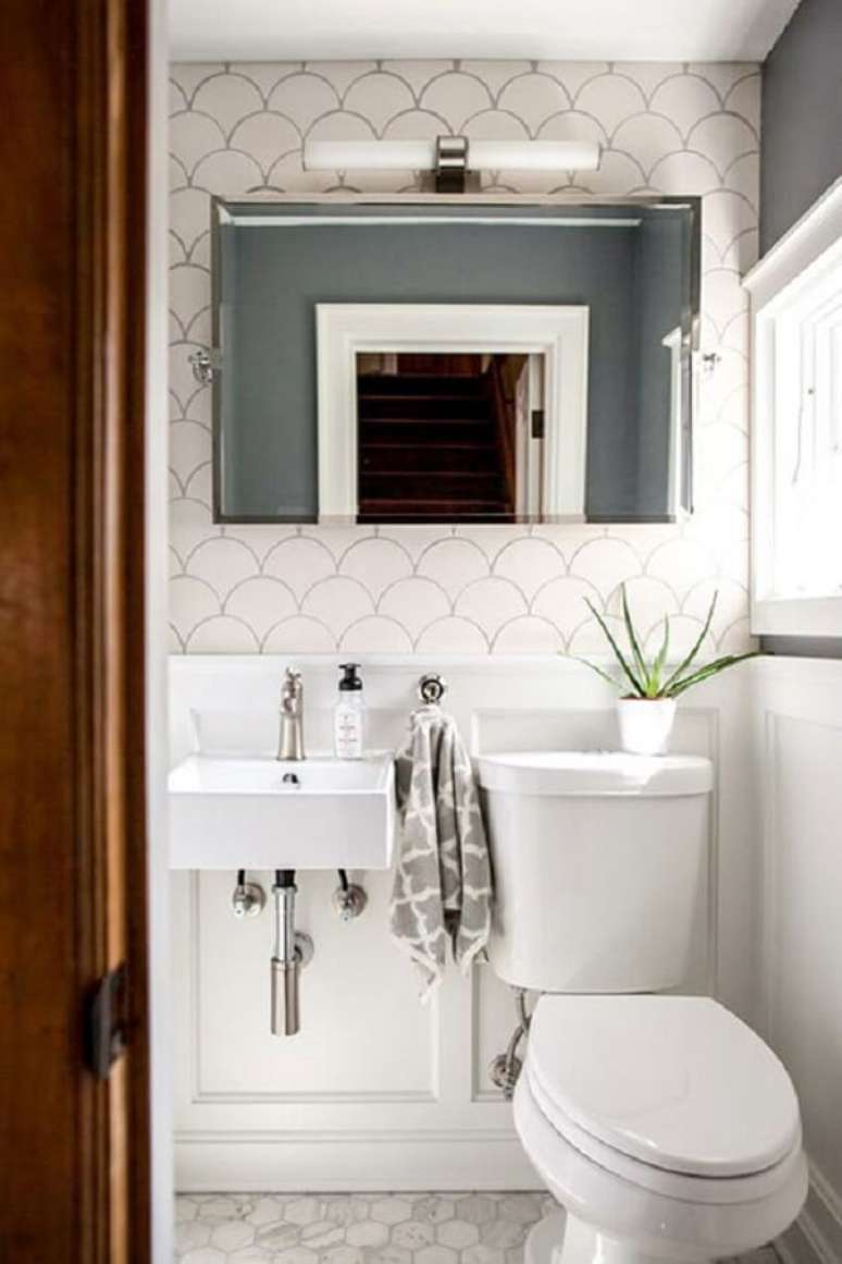 72. Decoração criativa com azulejo para banheiro em formato de escama de peixe. Fonte: Pinterest