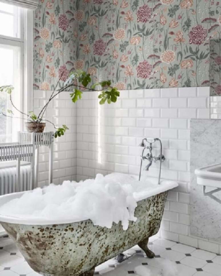 73. Decoração criativa com papel de parede floral e azulejo para banheiro metrô. Fonte: Pinterest