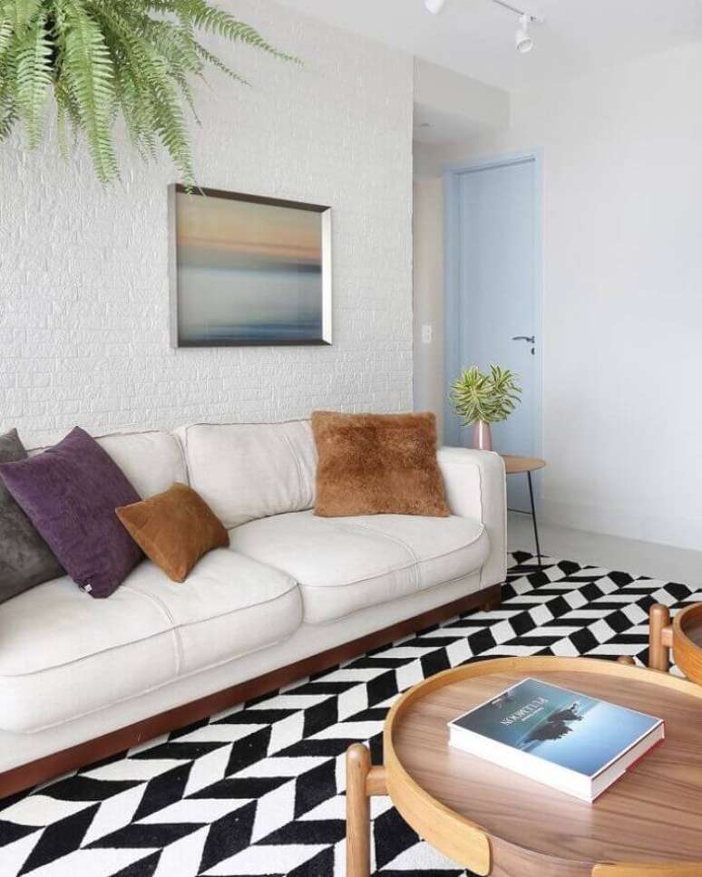 17. Decoração simples para sala com sofá branco, almofadas coloridas e tapete estampado preto e branco – Foto: Bianchi & Lima Arquitetura