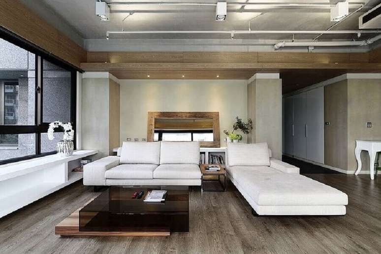 3. Decoração moderna com sofá branco de couro para sala ampla com detalhes em madeira – Foto: Archilovers