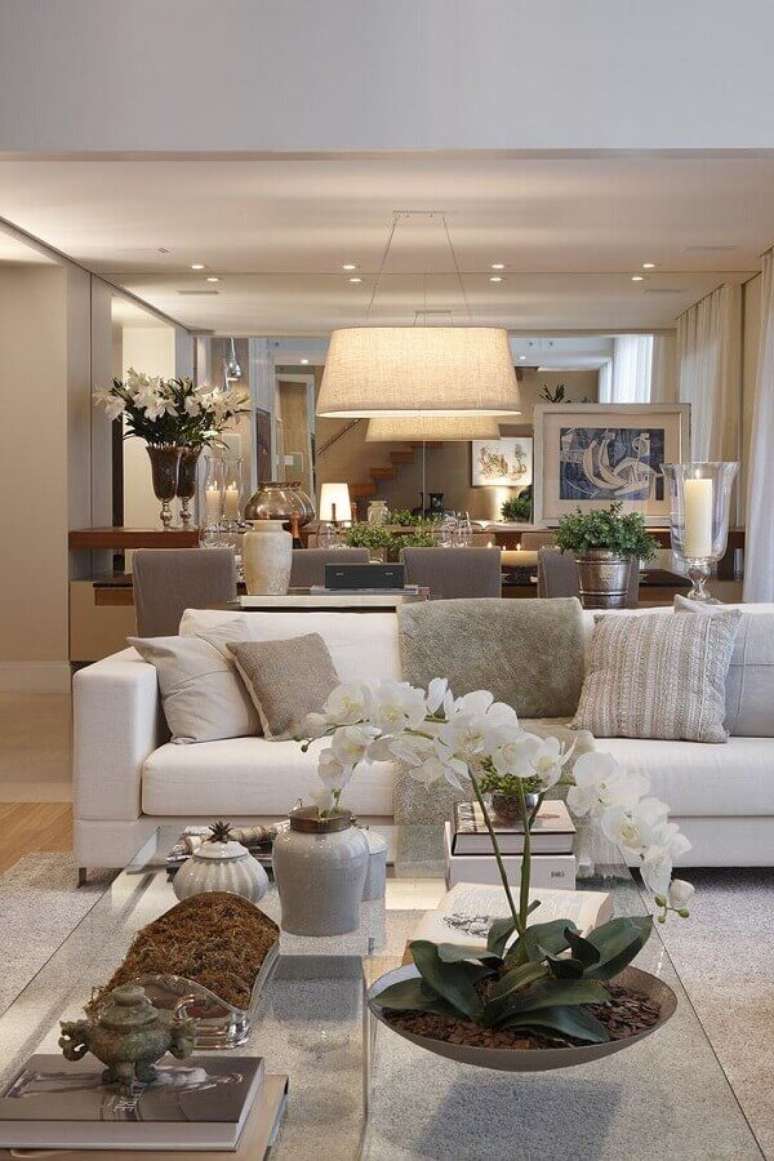 19. A sala decorada em tons neutros com sofá branco fica super sofisticada – Foto: We Heart It