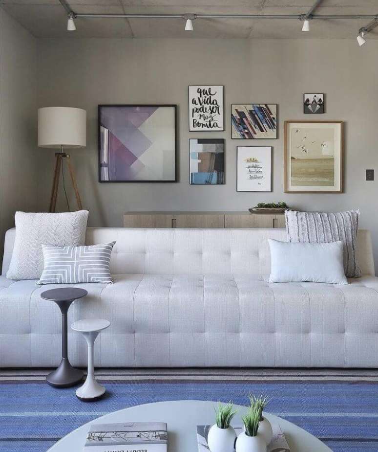 20. Escolha um modelo de sofá branco 3 lugares que se harmonize ao restante da decoração de sua sala – Foto: Reedcore