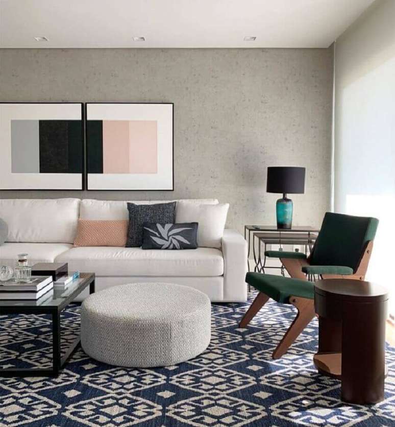 21. Decoração moderna para sala com sofá branco e parede de cimento queimado com quadro grande – Foto: Paula Magnani