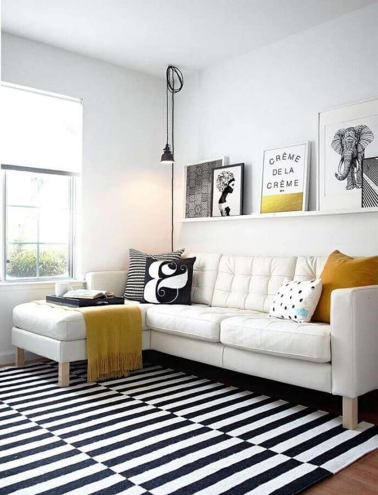 6. Decoração minimalista para sala compacta com sofá de canto branco e tapete listrado preto e branco – Foto: Archilovers