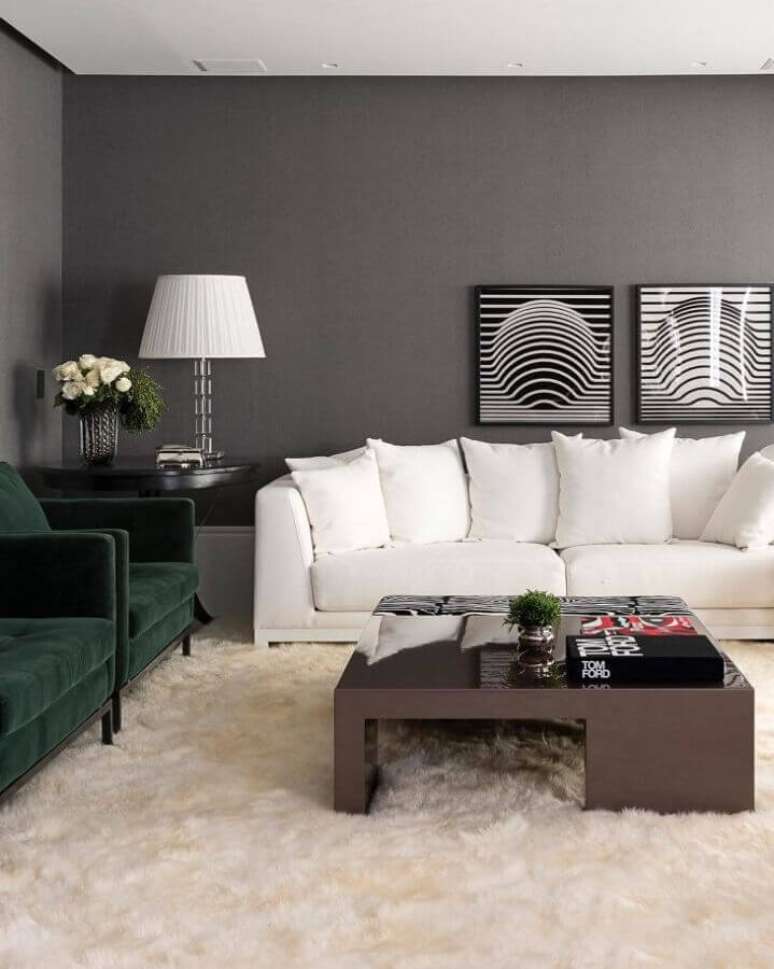 23. Sala de estar decorada com sofá branco, tapete felpudo e poltronas verdes de veludo – Foto: Maurício Karam Arquitetura
