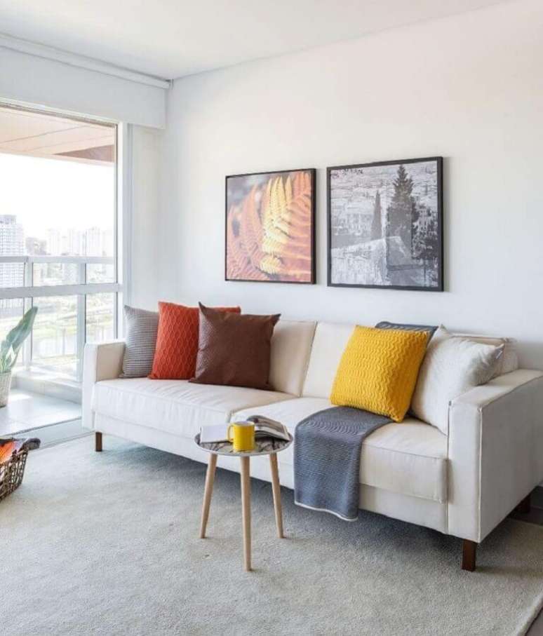 26. Decoração simples com sofá branco e almofadas coloridas – Foto: Viviane Gobbato Arquitetura