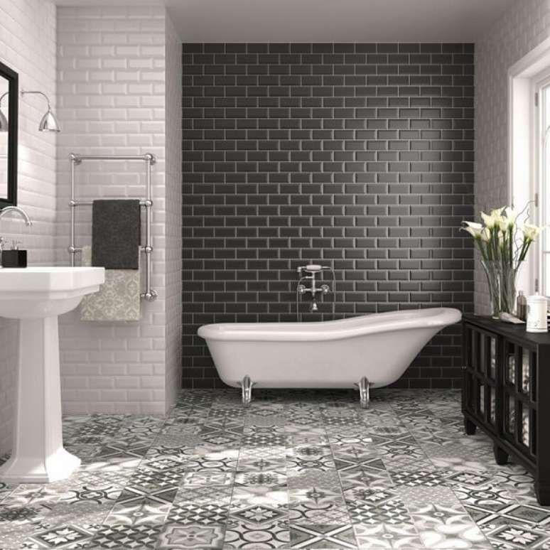 74. Azulejo para banheiro em tons de branco e cinza chumbo. Fonte: Decoração e Projetos