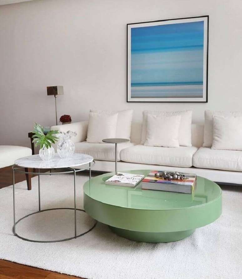 32. Decoração clean para sala de estar com mesa de centro redonda verde e sofá branco 3 lugares – Foto: Studio Baarq