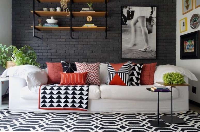 34. As almofadas coloridas fazem com que o ambiente decorado com sofá branco fique mais alegre – Foto: Mandril Arquitetura