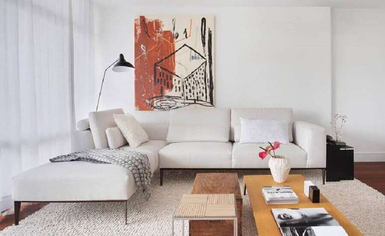 36. O sofá de canto branco com chaise é um modelo super confortável para compor a sua sala – Foto: Luiza Bottino