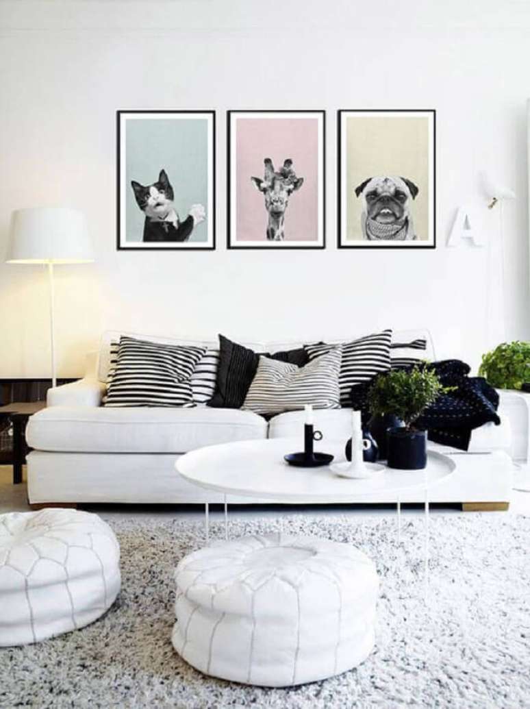 38. Sala decorada com quadros decorativos e sofá branco com almofada preta e branca listrada – Foto: Etsy