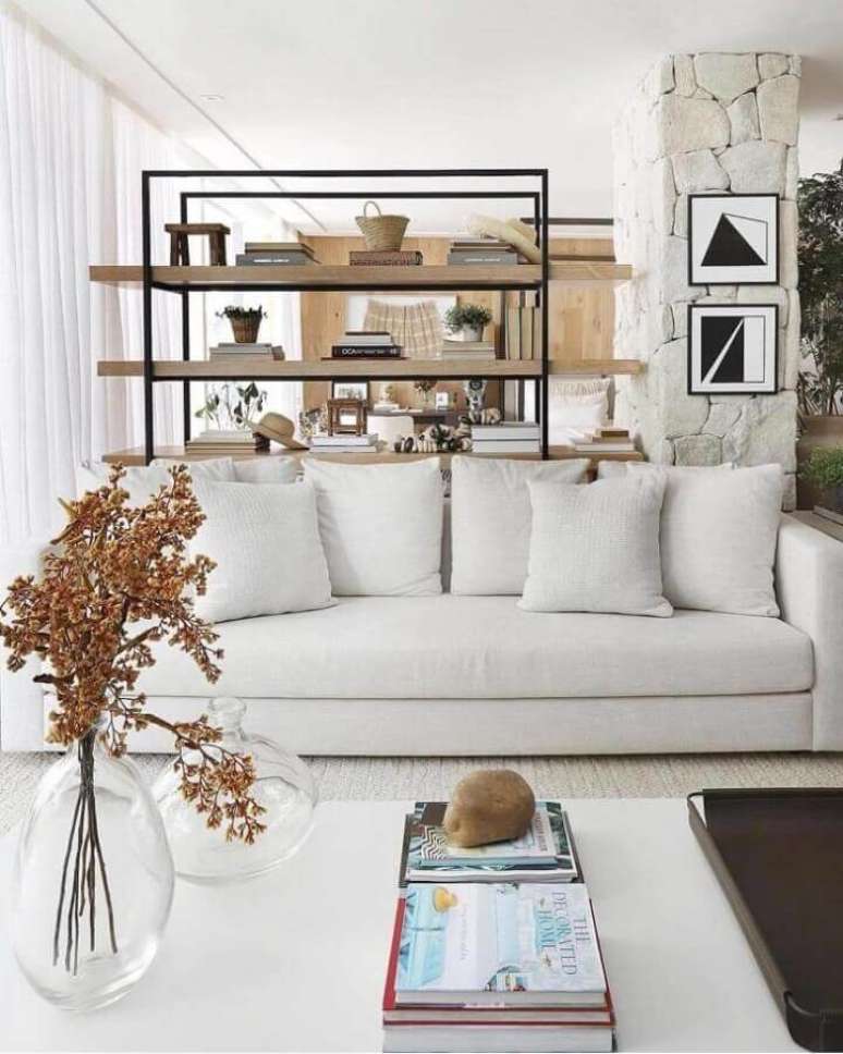 39. Sala decorada com sofá branco e vasos de vidro – Foto: Andrezza Alencar