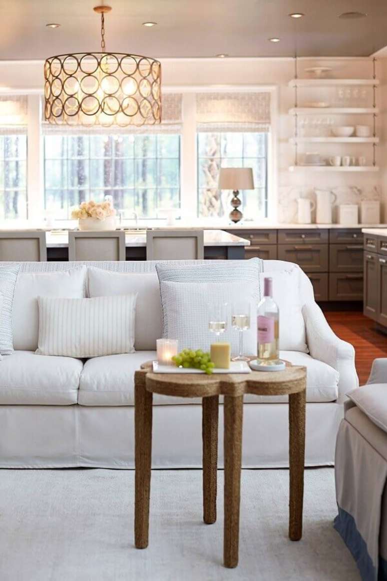 35. Sala de estar integrada com sala de jantar decorada com sofá branco – Foto: Assetproject