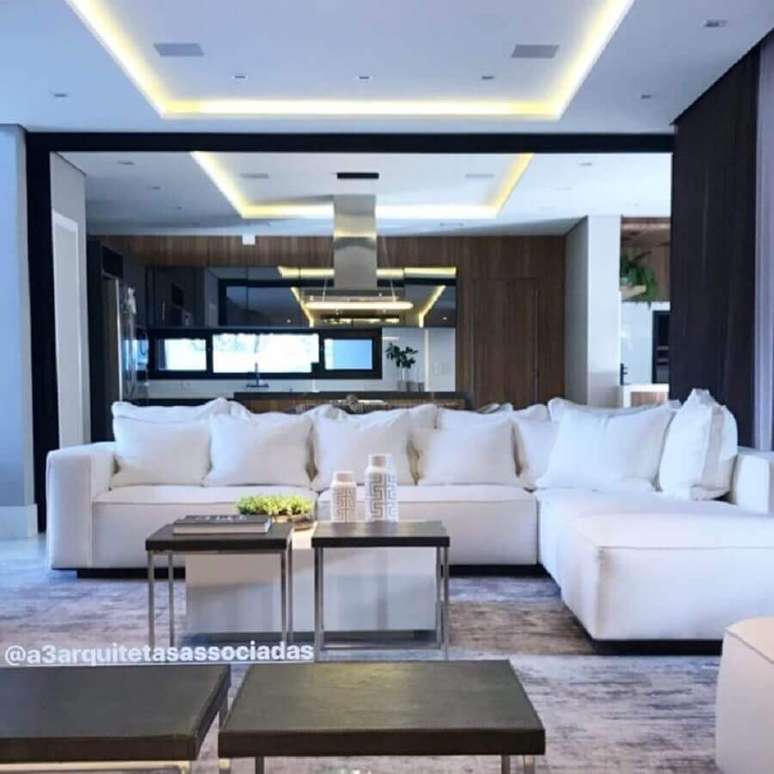 42. Sala moderna decorada com sofá de canto branco – Foto: Carla Ribas e Camilla Mota