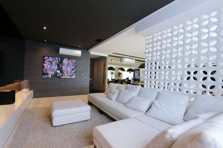44. Sala moderna decorada com parede de cobogó e sofá de canto branco – Foto: Pinterest