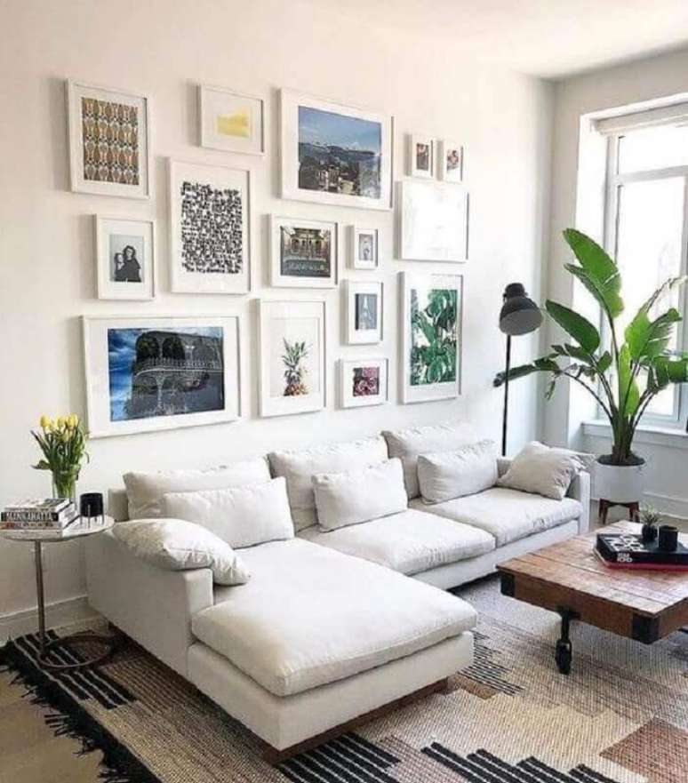 47. Sala pequena decorada com sofá branco com chaise e vários quadros decorativos – Foto: We Heart It