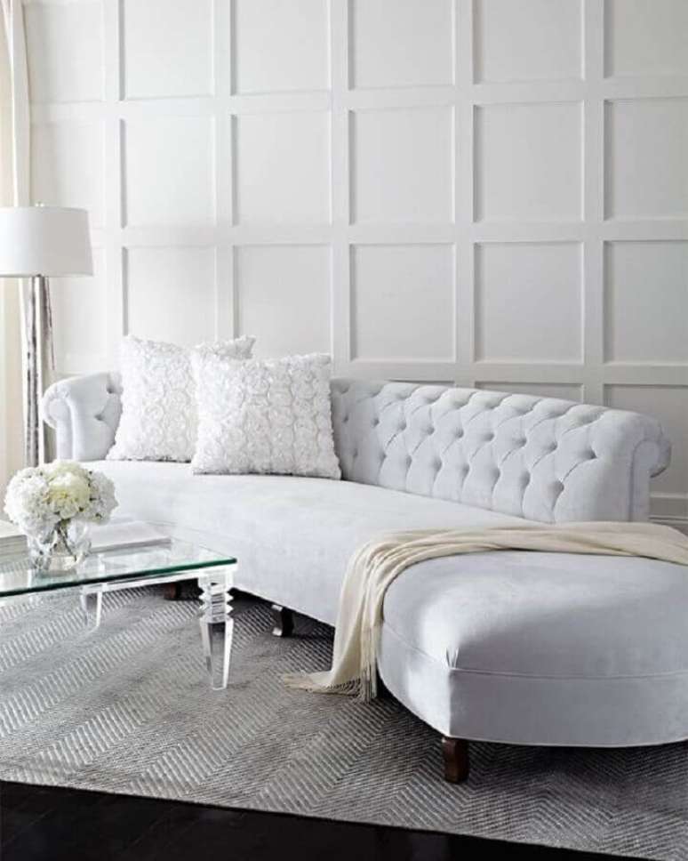 48. Sofá branco com design sofisticado e acabamento capitonê no encosto – Foto: Neiman Marcus