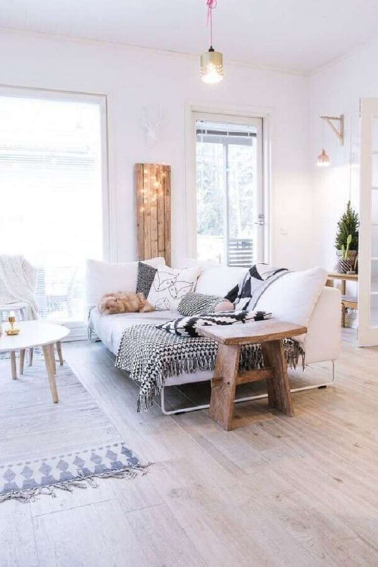 54. Sala decorada com estilo escandinavo decorada com sofá branco e manta preta e branca – Foto: Futurist Architecture