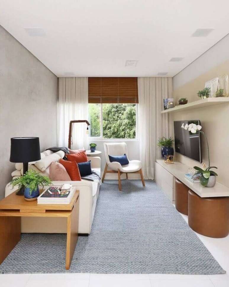 55. Sala pequena decorada com almofadas coloridas para sofá branco – Foto: Attic – Interior Design