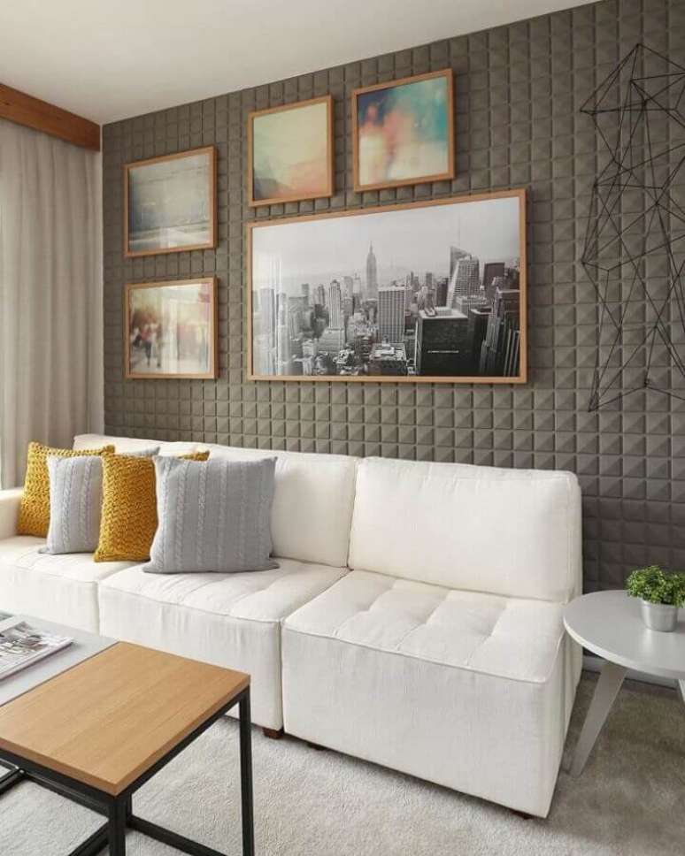 60. Sofá branco para sala moderna com revestimento 3D e almofadas de crochê – Foto: Sesso & Dalanezi Arquitetura