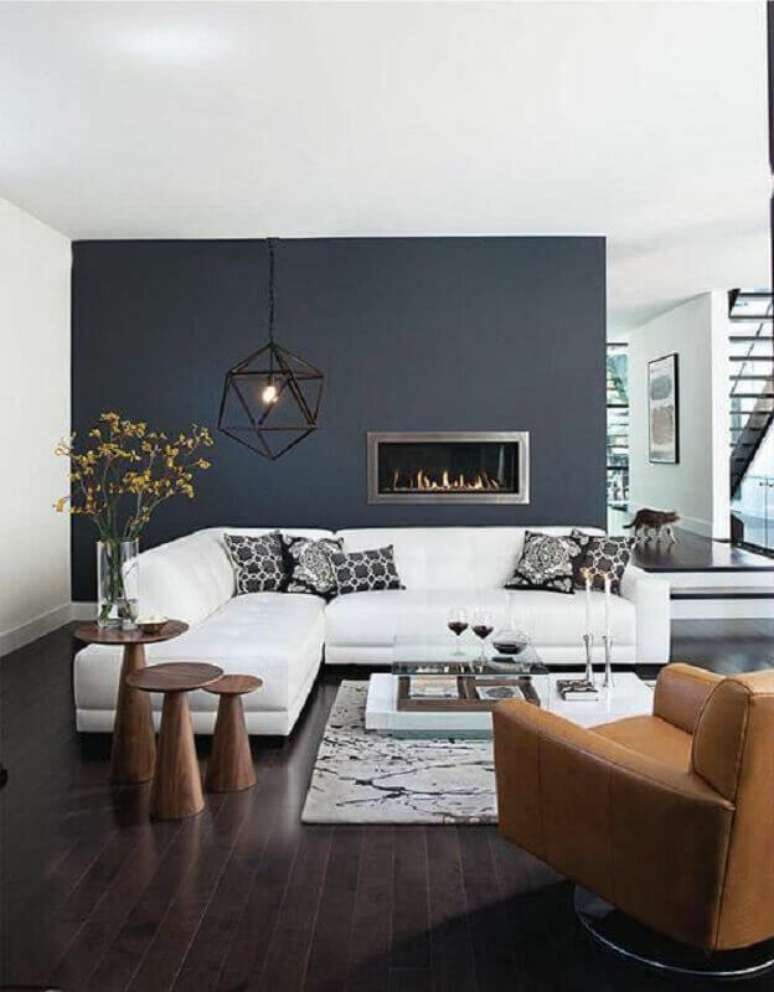 62. Sala ampla decorada com sofá branco de canto e lareira elétrica – Foto: Wall Design Ideias