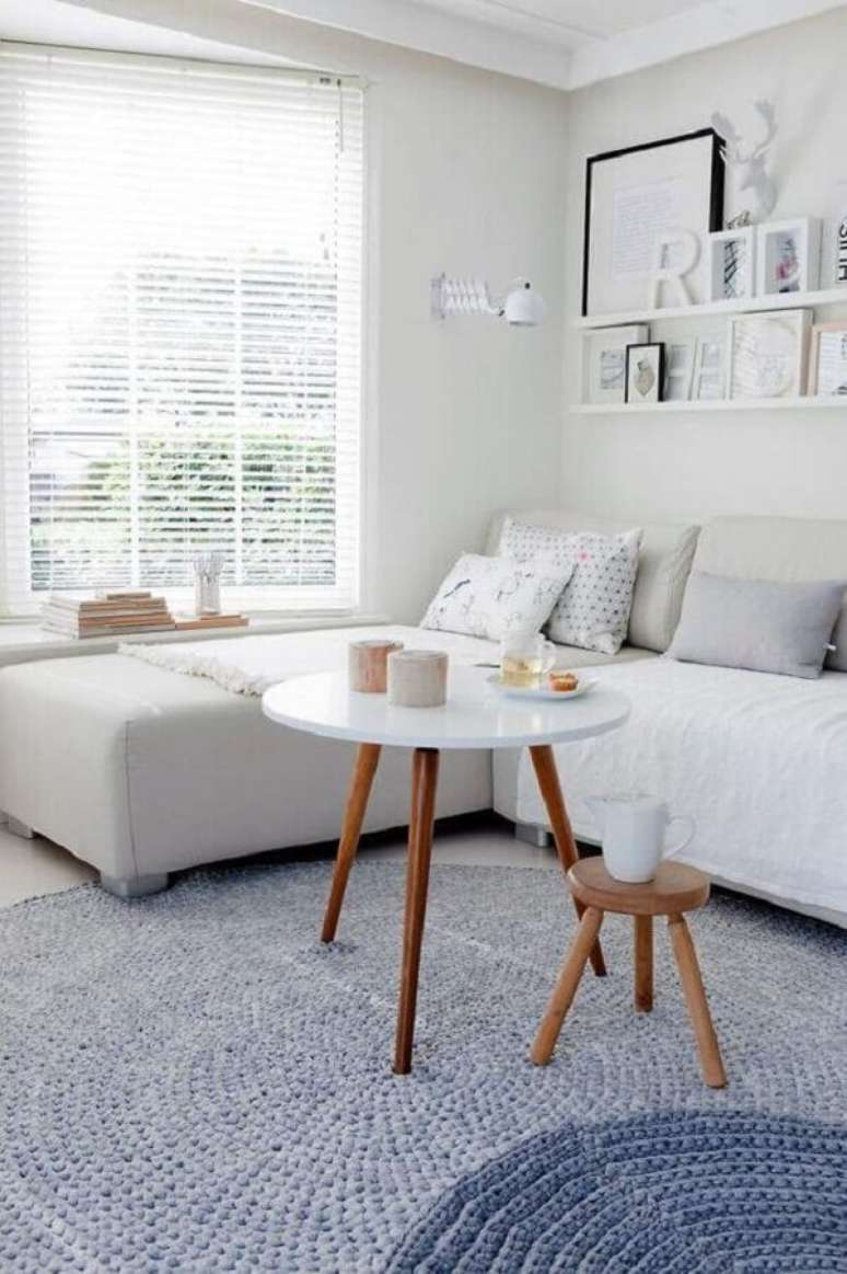 7. O sofá branco de canto é uma peça essencial para mais conforto, elegância e funcionalidade para a sua sala – Foto: Archzine