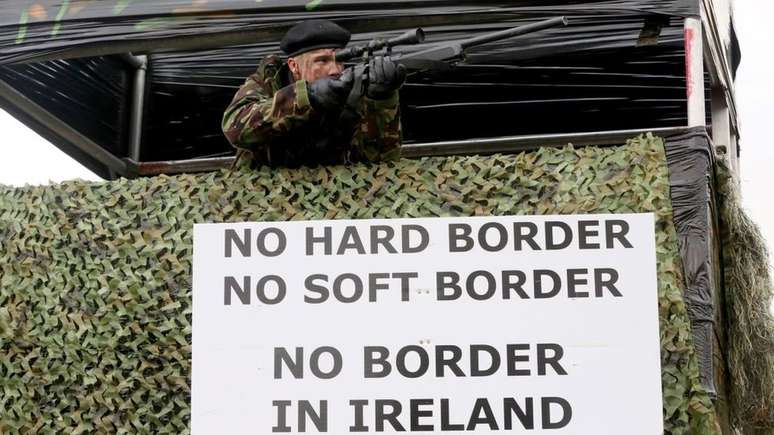 Grupos contrários ao Brexit já se manifestaram na fronteira da Irlanda com placas e fantasias militares