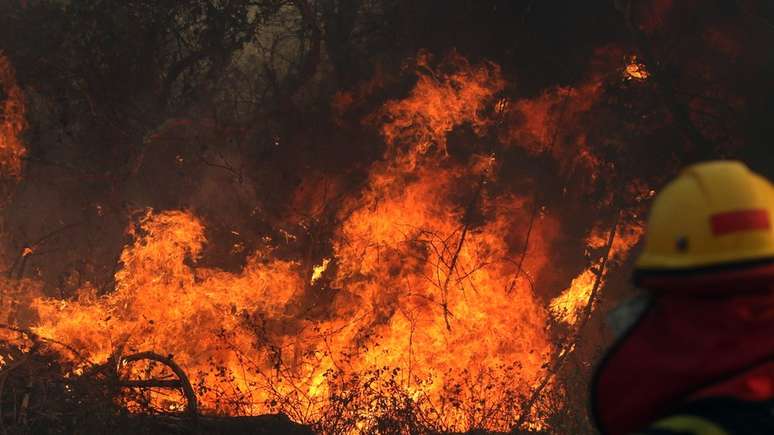 Bombeiro combate incêndio em Roboré, na região boliviana de Santa Cruz