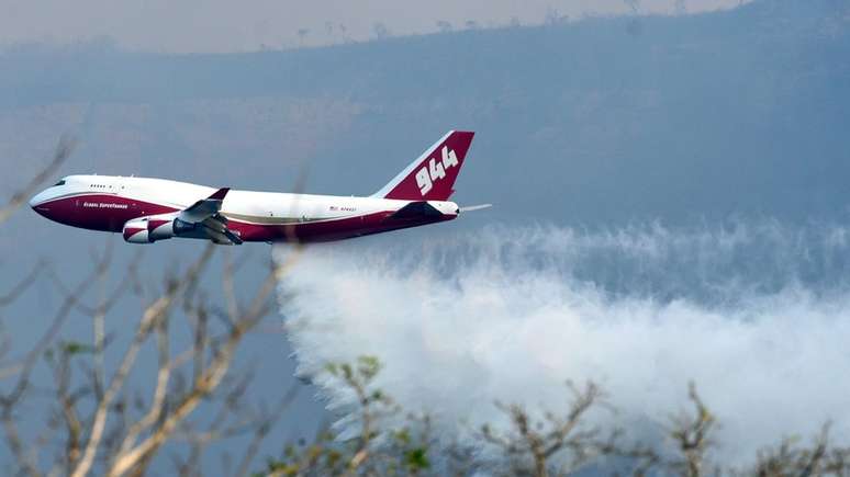 Ações incluem aeronave capaz de despejar milhares de litros de água