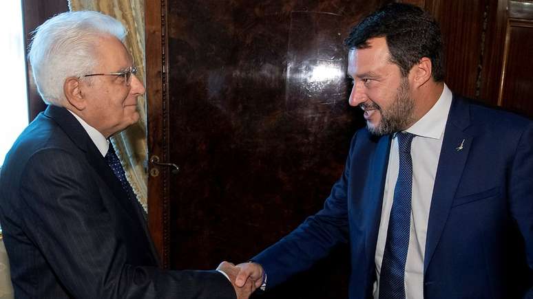 Presidente italiano Sergio Mattarella (esq) cumprimenta Matteo Salvini (dir), que tinha a expectativa de ascender ao poder convocando eleições antecipadas