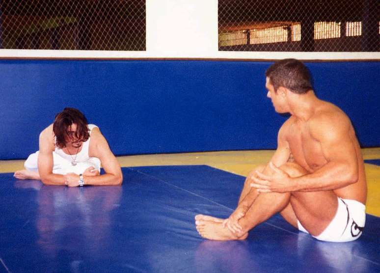 Kevin Richardson, dos Backstreet Boys, ao lado do lutador Vitor Belfort, durante sua passagem pelo Rio de Janeiro em 2001.