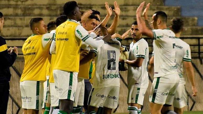 Jogadores do América-MG comemoram gol na partida contra o São Bento