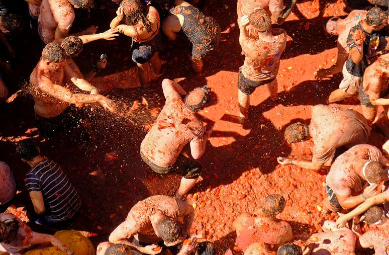 Populares participam do festival "La Tomatina" em Bu&ntilde;ol
28/08/2019
REUTERS/Heino Kalis