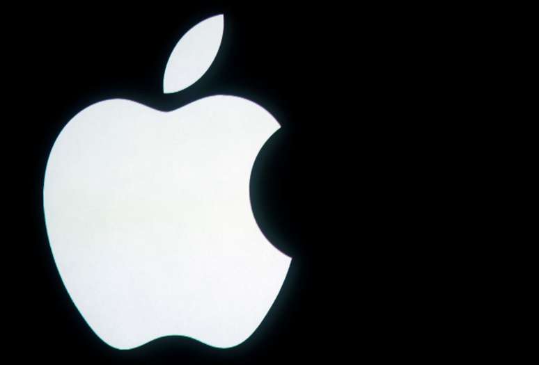 Logotipo da Apple é mostrado nem evento na sede da Apple, na Califórnia. 4/10/2011.  REUTERS/Robert Galbraith