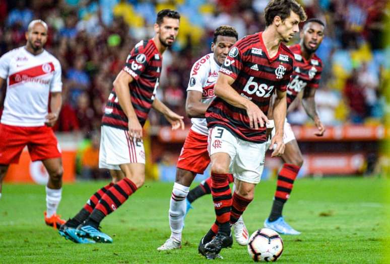 Rodrigo Caio e Pablo Marí têm dois jogos juntos e nenhum gol sofrido (Foto: Marcelo Cortes / Flamengo)