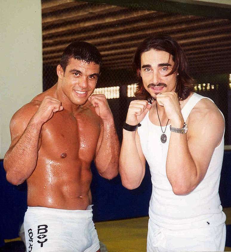 Kevin Richardson, dos Backstreet Boys, ao lado do lutador Vitor Belfort, durante sua passagem pelo Rio de Janeiro em 2001.