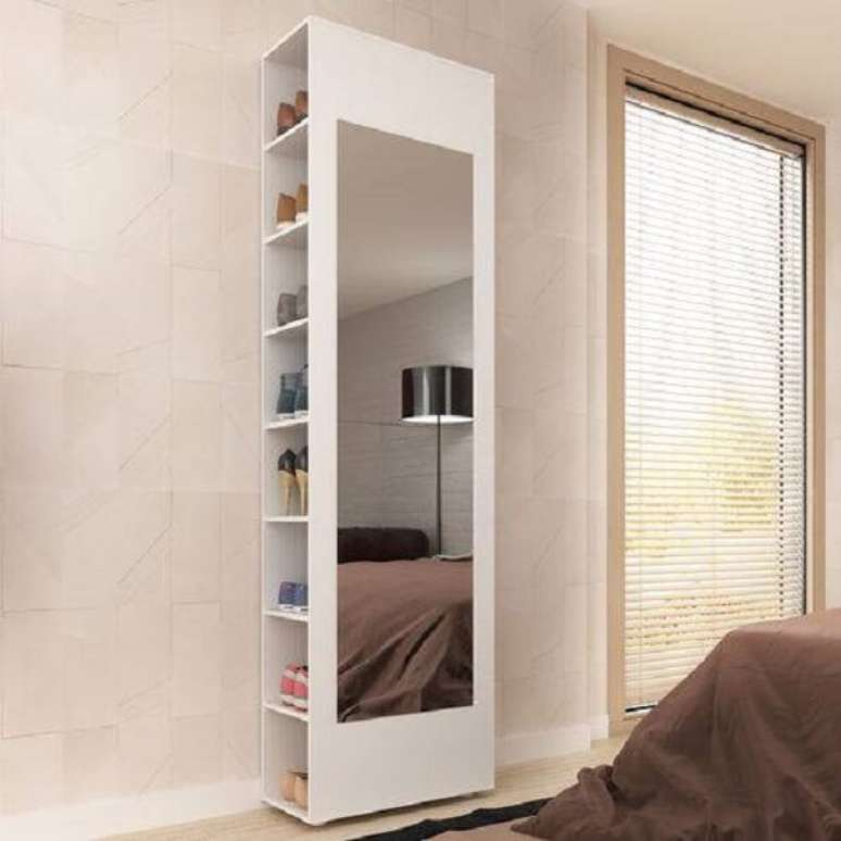 18. Sapateira com espelho lateral e nichos para organiza&ccedil;&atilde;o dos cal&ccedil;ados. Fonte: Pinterest