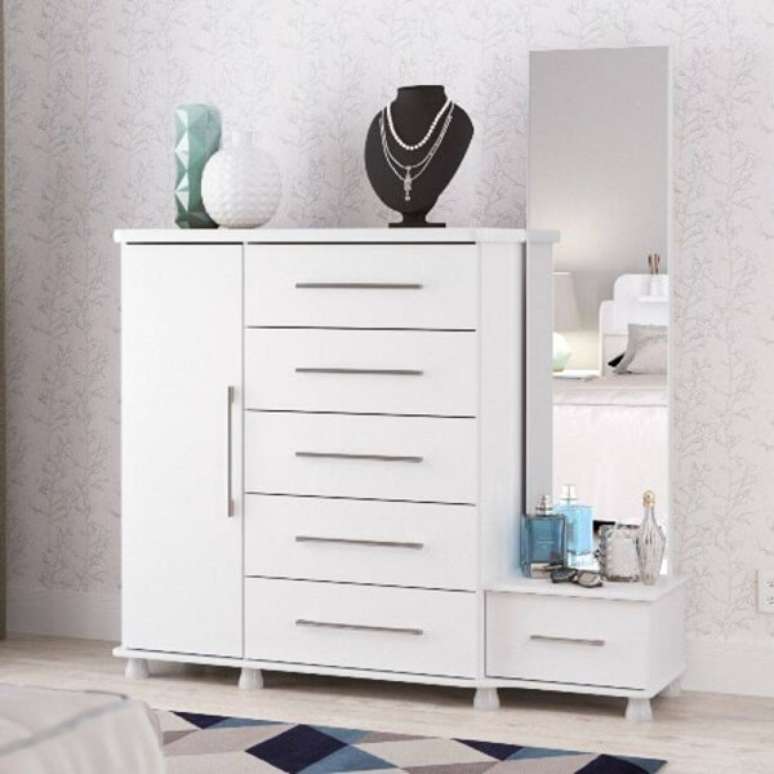 20. A c&ocirc;moda conta com a presen&ccedil;a de uma sapateira com espelho e 6 gavetas. Fonte: Pinterest