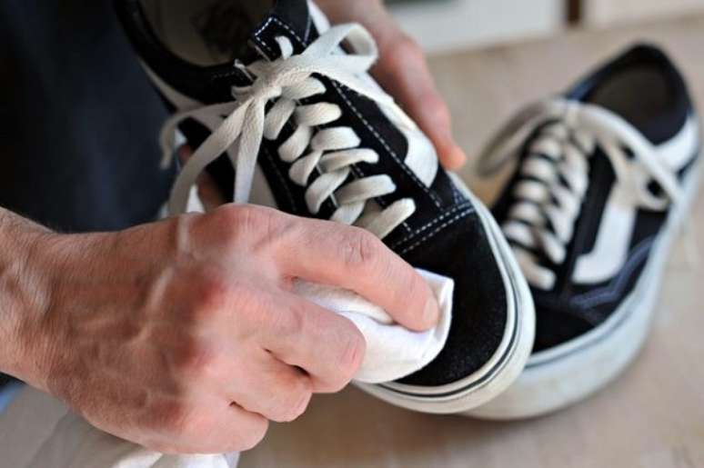 9. Como tirar mofo dos sapatos que ficam armazenados na sapateira com espelho. Fonte: Pinterest
