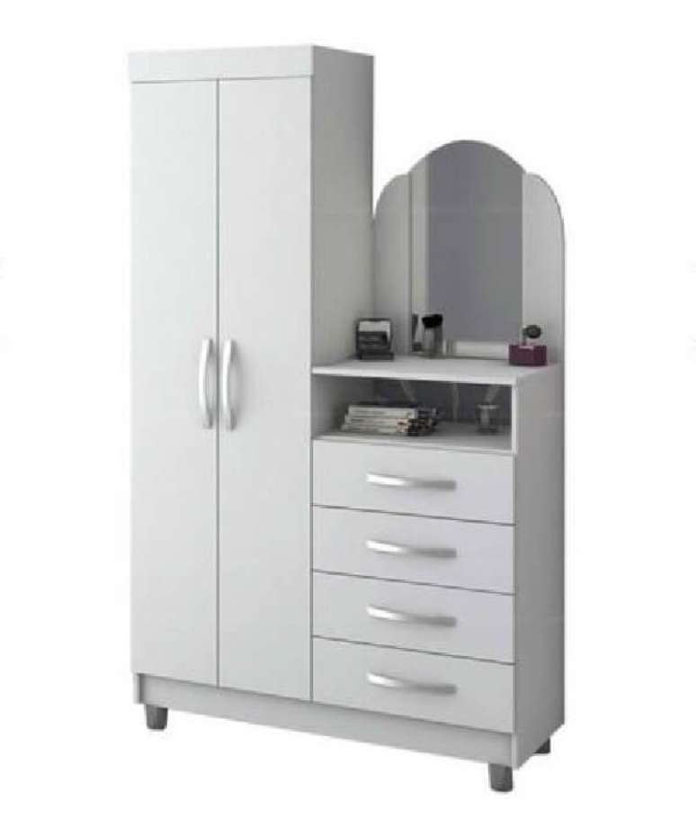 25. C&ocirc;moda com sapateira e espelho conta com duas portas e 4 gavetas. Fonte: Pinterest