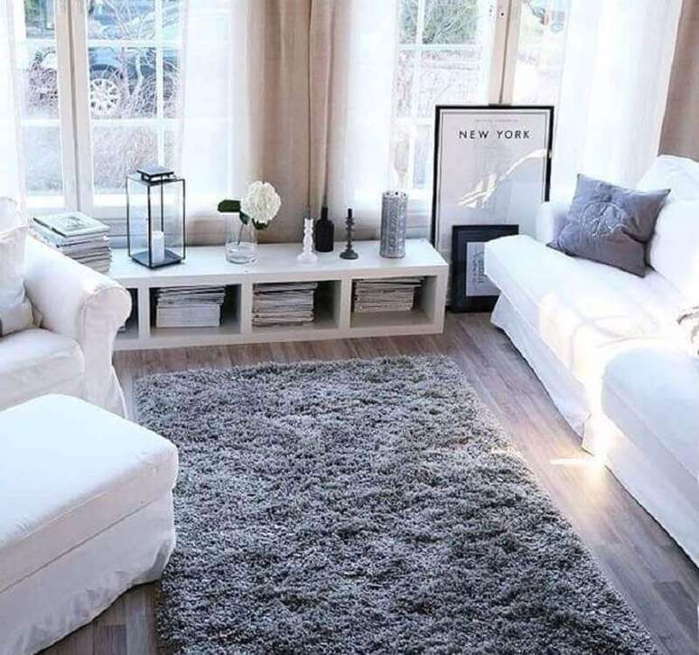 7. O tapete felpudo cinza é super confortável e sofisticado para decoração de salas e quartos – Foto: Zozu