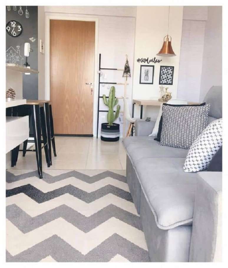3. Sala pequena decorada com tapete chevron cinza – Foto: Pinterest